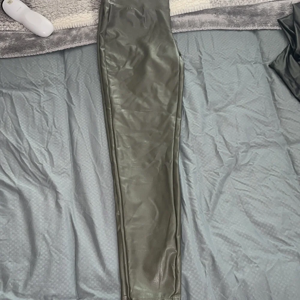 M olive green pleather leggings